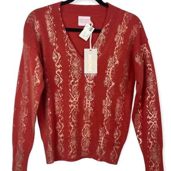 New BRODIE CASHMERE V Neck Sweater in Cinnamon/Champagne - Picture 2 of 13